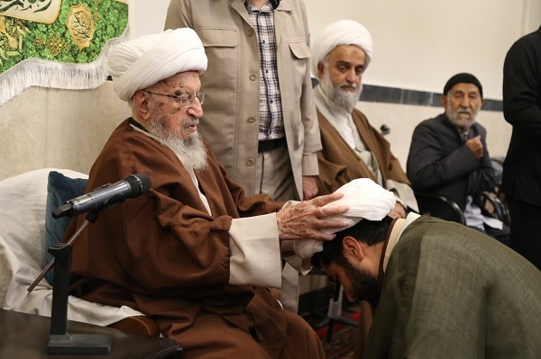 تلبس طلاب مدرسه علمیه منصوریه شیراز توسط آیت الله مکارم شیرازی+عکس