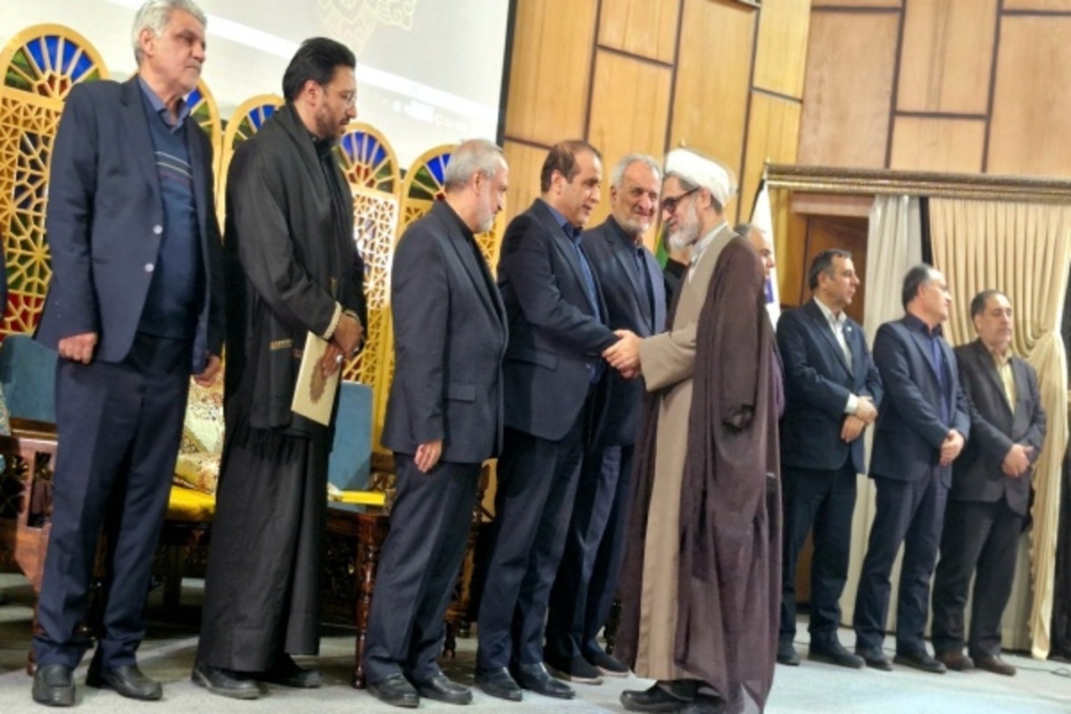 قرآن باید در صدر امور کشور قرار گیرد، نه در حد شعار