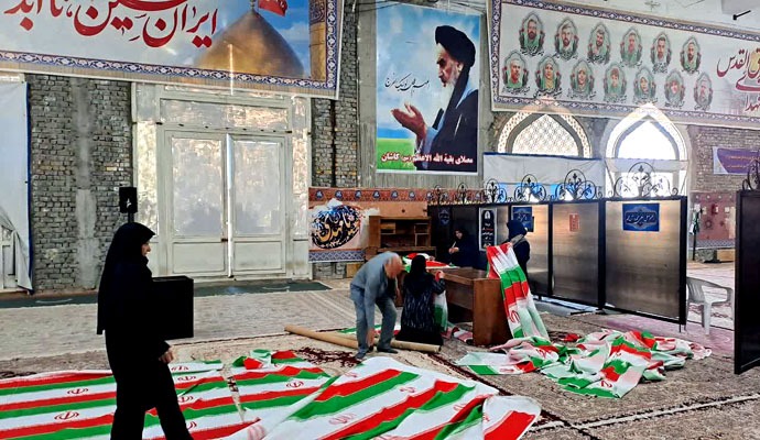 دوخت ۲۰ هزار پرچم جمهوری اسلامی ایران در کاشان + عکس