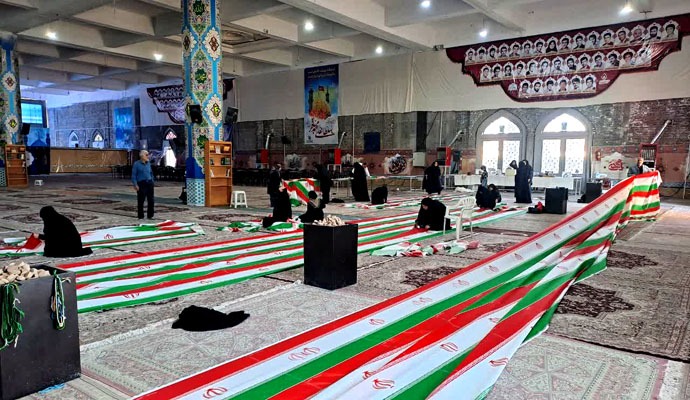 دوخت ۲۰ هزار پرچم جمهوری اسلامی ایران در کاشان + عکس