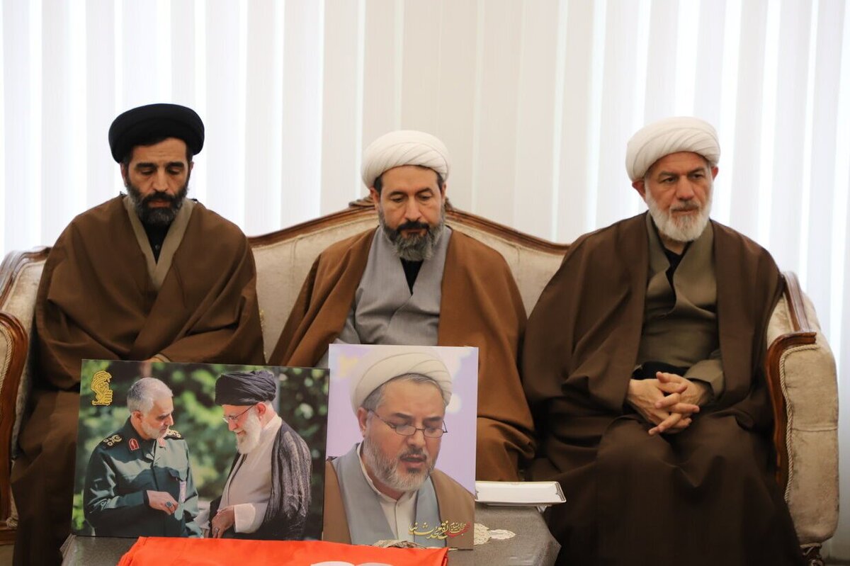 دیدار جمعی از مسئولان تبریز با خانواده شهید حجت الاسلام محدث نیا