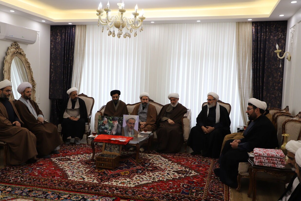 دیدار جمعی از مسئولان تبریز با خانواده شهید حجت الاسلام والمسلمین نقی محدث نیا