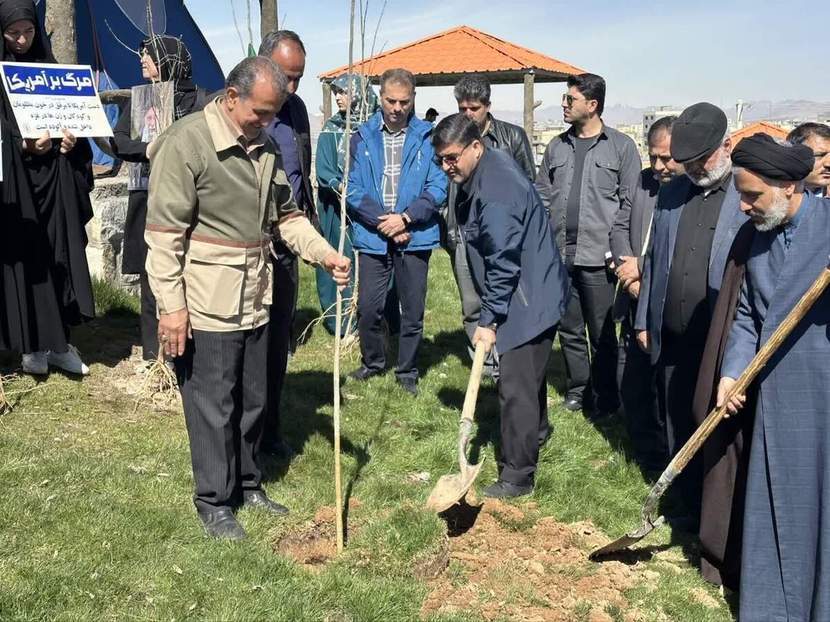 کاشت نهال امید به یاد شهدای ایران در روز طبیعت