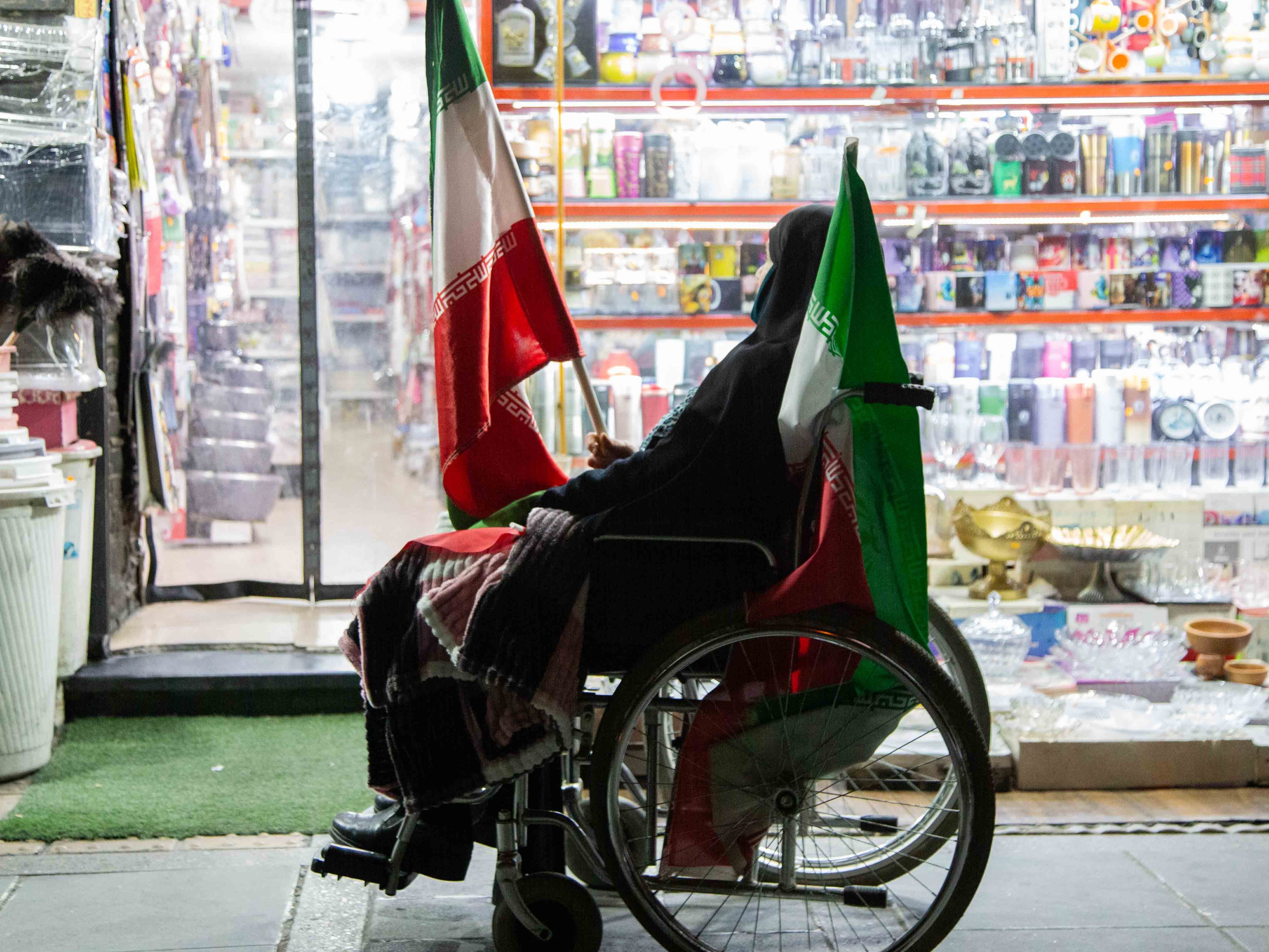 میدان انقلاب تهران و مادرانی سوار بر ویلچر میدان انقلاب تهران و مادرانی سوار بر ویلچر