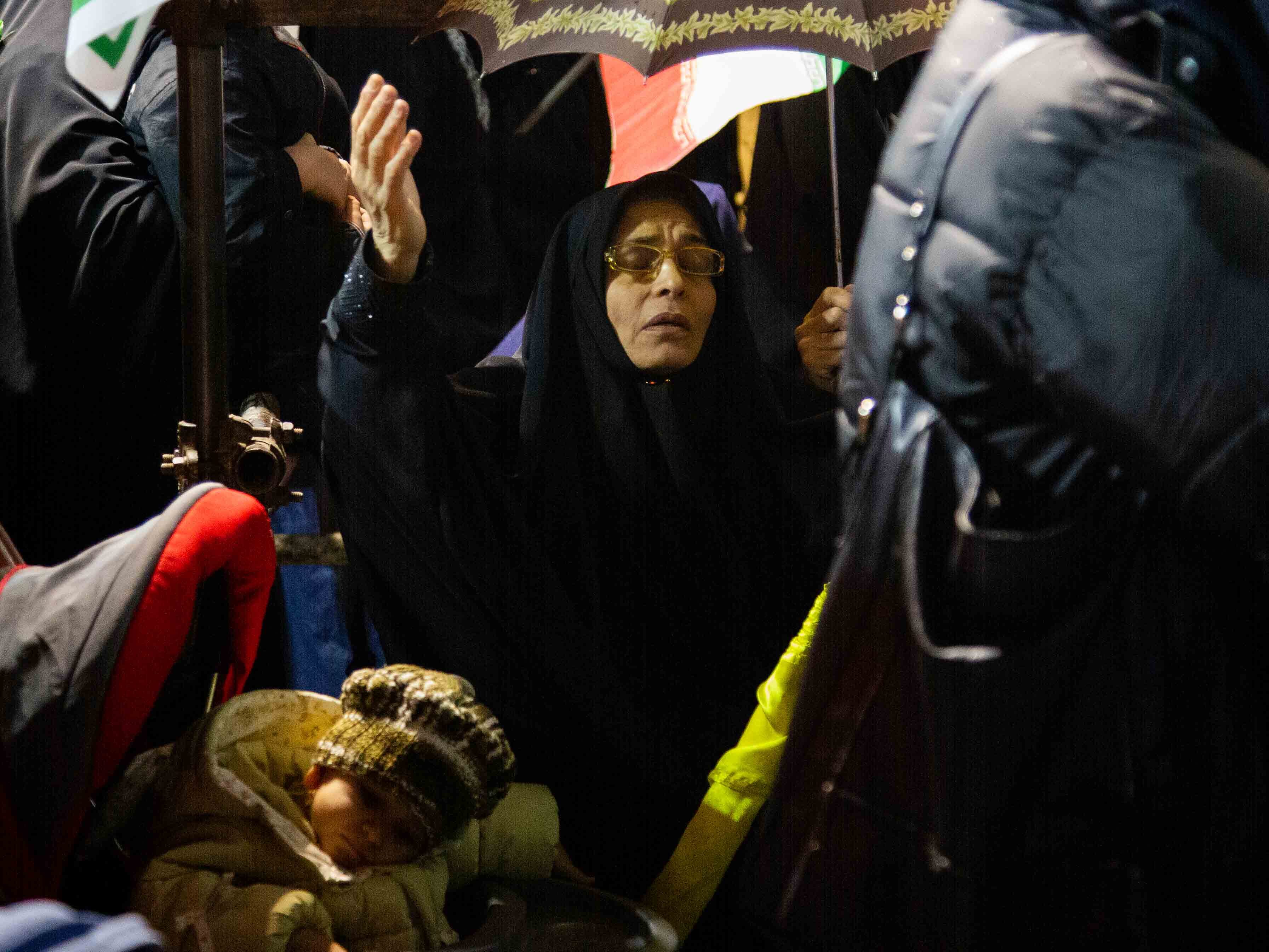 میدان انقلاب تهران و مادرانی سوار بر ویلچر میدان انقلاب تهران و مادرانی سوار بر ویلچر