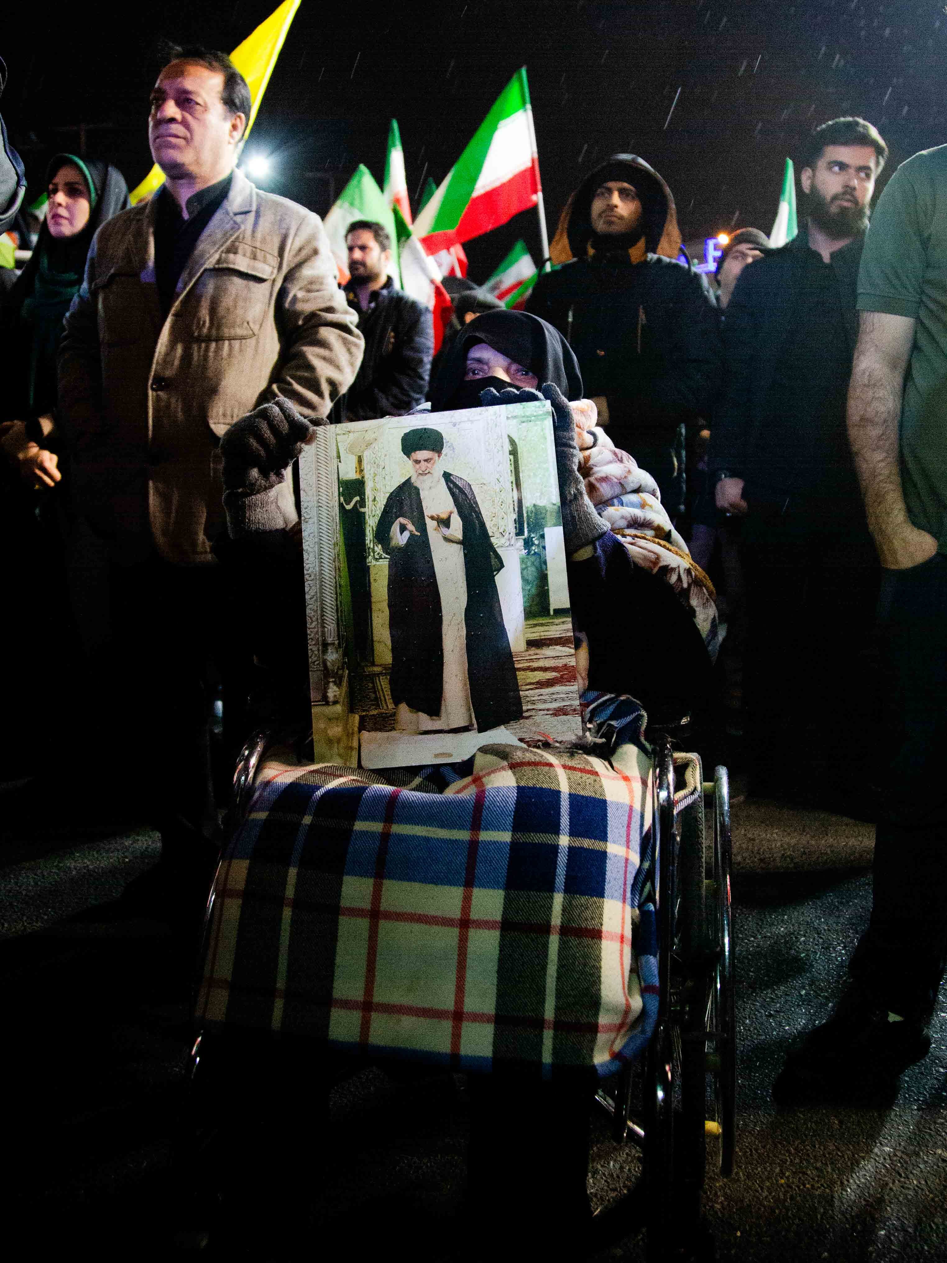 میدان انقلاب تهران و مادرانی سوار بر ویلچر میدان انقلاب تهران و مادرانی سوار بر ویلچر