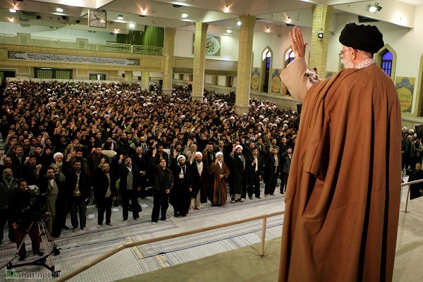 بازخوانی هدایت الهی و رهبری کاریزماتیک شهید امام خامنه‌ای