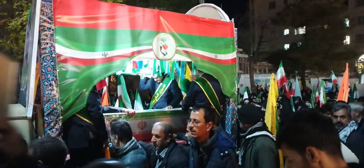تجمع سوگواران قائد شهید در شهرکرد با بدرقه یک سرباز بی‌ادعای وطن + فیلم