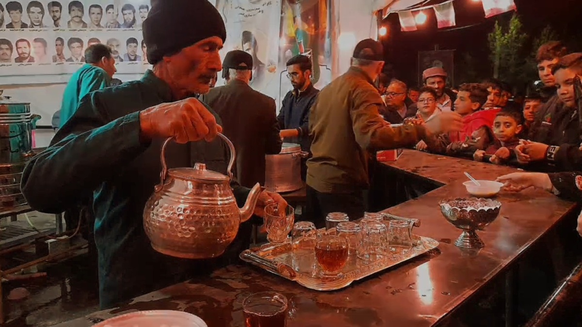 فعالیت موکب چای‌خانه امام رضا در شهر کیان + فیلم