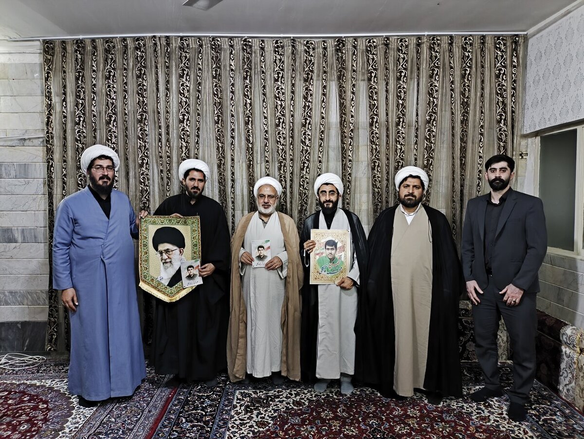 دیدار نمایندگان آیت‌الله اعرافی با خانواده طلبه شهید محمد توکلی