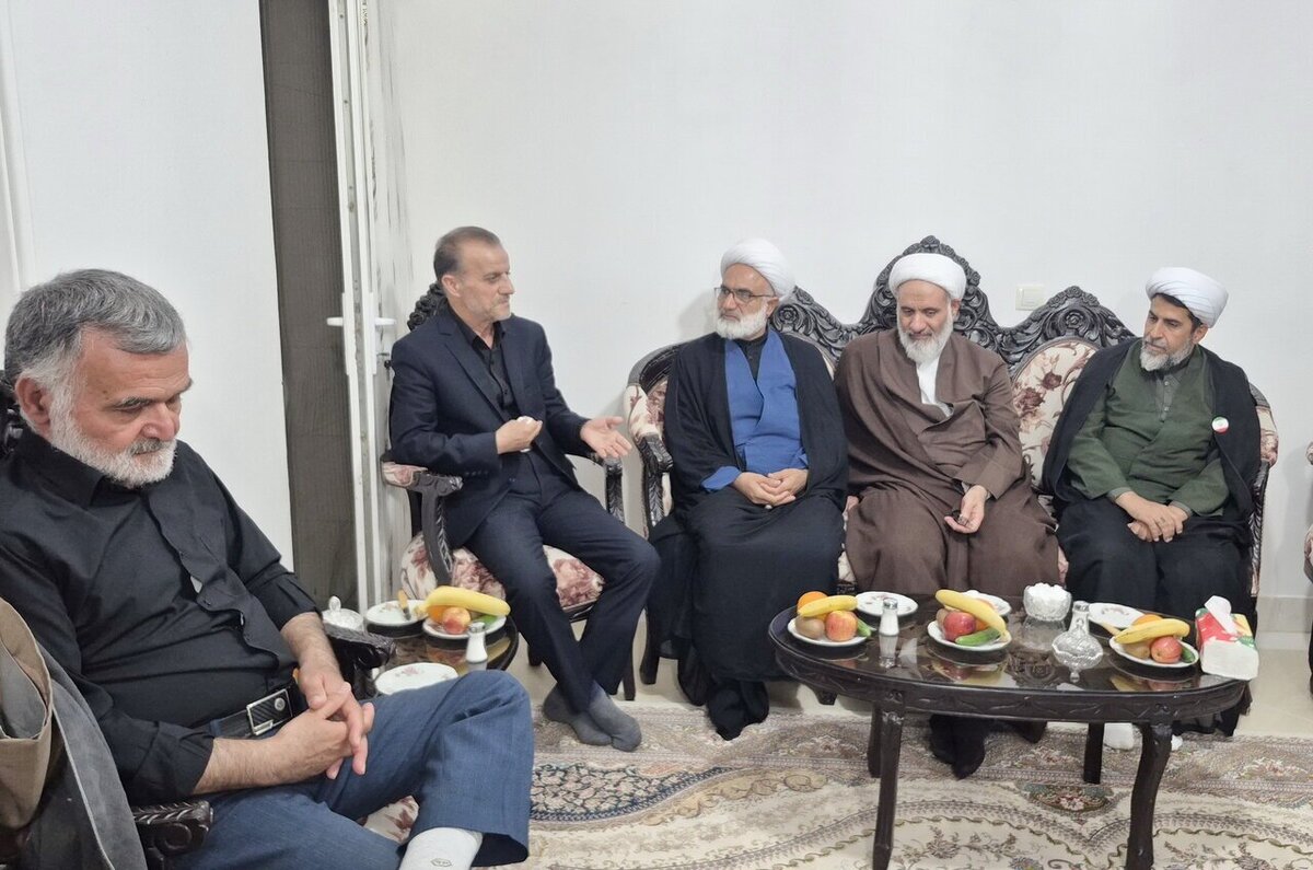 دیدار مدیر حوزه علمیه منطقه کاشان با خانواده نخبه علمی شهید