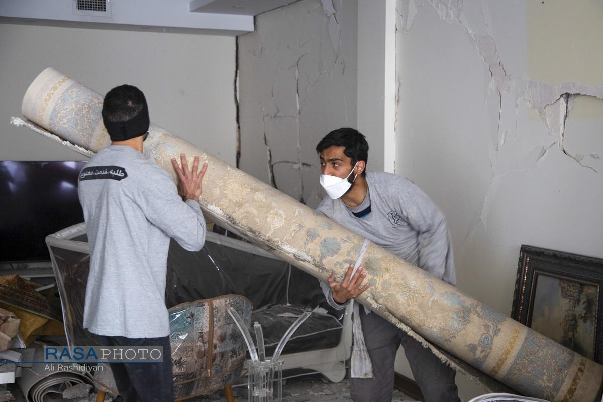 نگاهی به فعالیت‌های گروه جهادی طلاب امیرالمومنین کاشان در مناطق آسیب دیده تهران+ فیلم
