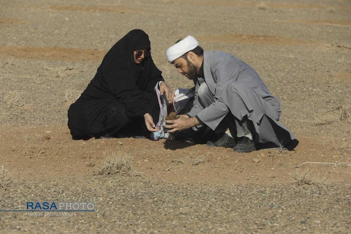 نون و نمک طلبهها با خاک، میوهی مقاومت میدهد نون و نمک طلبهها با خاک، میوهی مقاومت میدهد