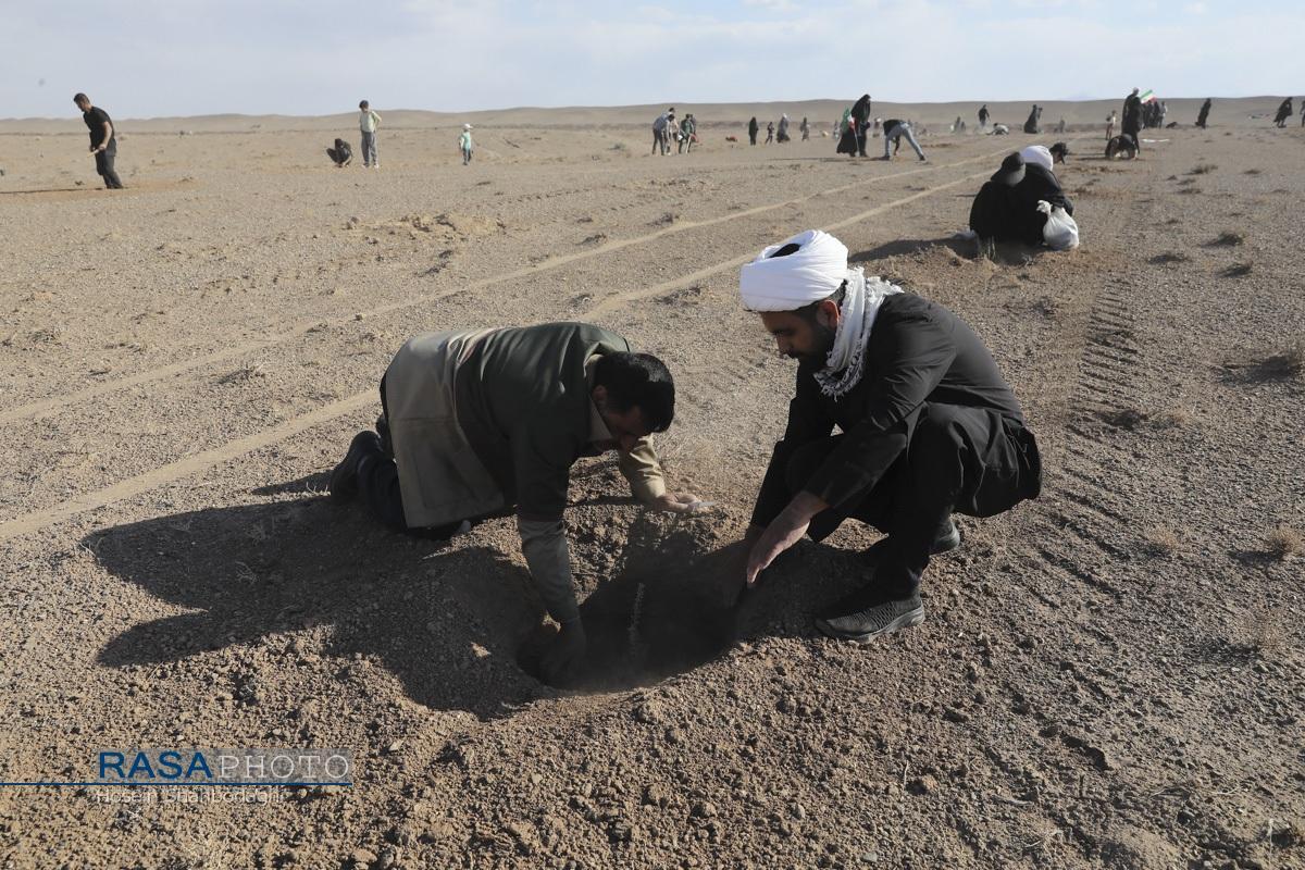 نون و نمک طلبهها با خاک، میوهی مقاومت میدهد نون و نمک طلبهها با خاک، میوهی مقاومت میدهد