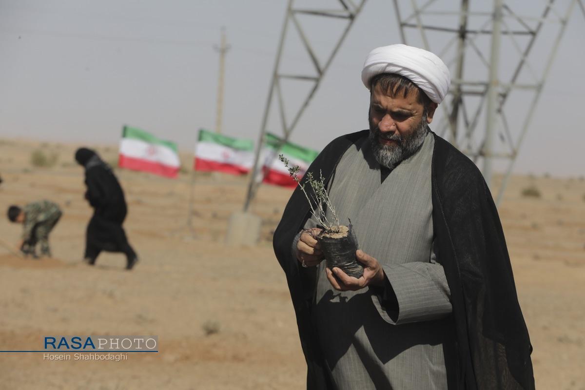 نون و نمک طلبهها با خاک، میوهی مقاومت میدهد نون و نمک طلبهها با خاک، میوهی مقاومت میدهد