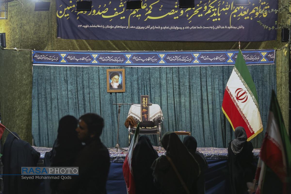 وقتی سفره نوروز میزبان تصاویر شهدا و جشن نابودی اسرائیل است وقتی سفره نوروز میزبان تصاویر شهدا و جشن نابودی اسرائیل است