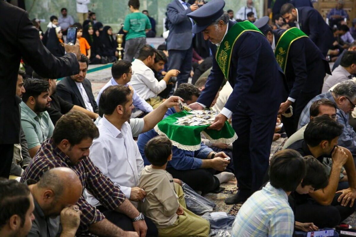 غبارروبی حرم مطهر حضرت معصومه توسط خادمیاران رضوی کاشان