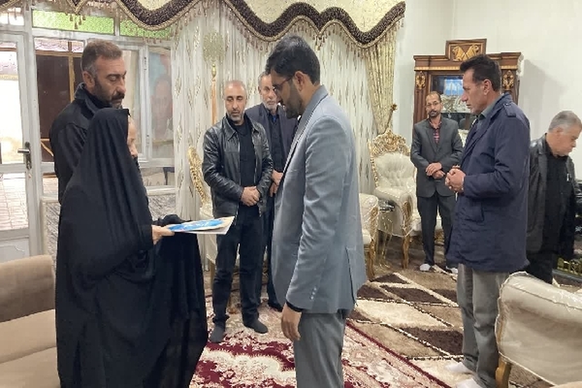 دیدار مسئولان با خانواده شهید «سجاد نادری زانیایی» + عکس