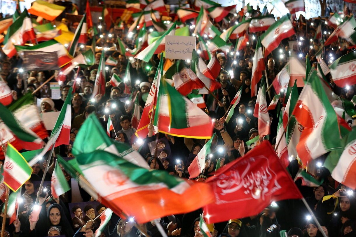 گوش به فرمان رهبر ی در میدان هستیم تا رهبران کفر را به خاک ذلت بکشانیم