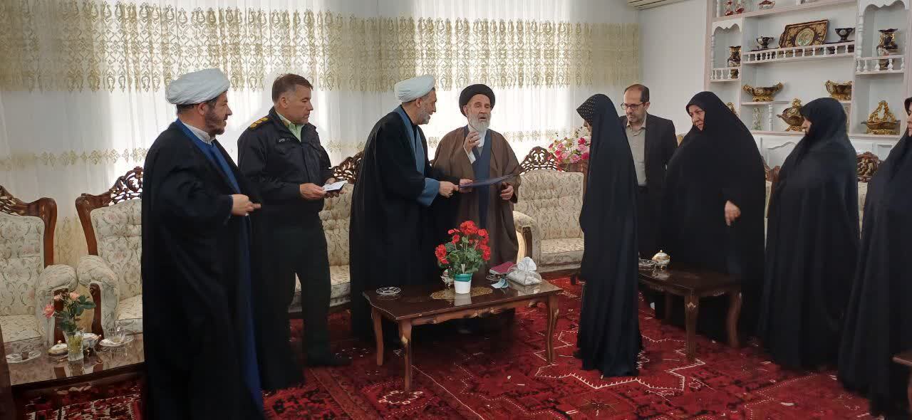 دیدار فرمانده انتظامی بناب با خانواده شهدا+ تصاویر