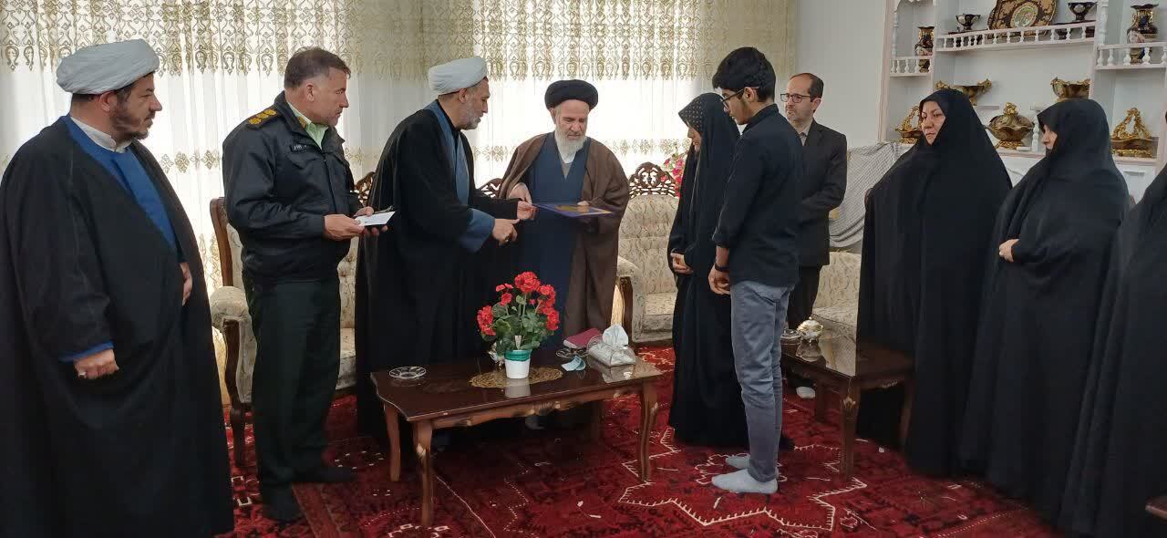 دیدار فرمانده انتظامی بناب با خانواده شهدا+ تصاویر