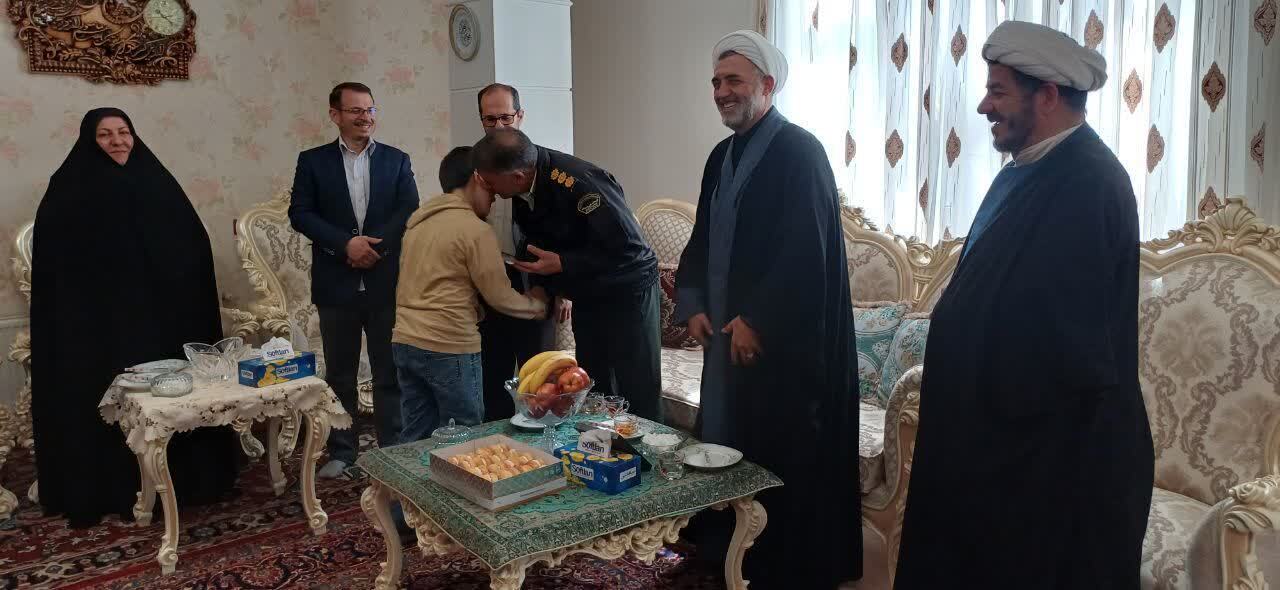 دیدار فرمانده انتظامی بناب با خانواده شهدا+ تصاویر