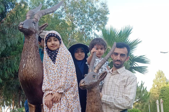 این دختر شهید ۶۰ روز است که خیابان را خالی نگذاشته! این دختر شهید ۶۰ روز است که خیابان را خالی نگذاشته!