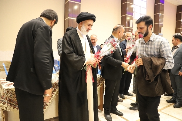 تکریم معلم، احترام به علم و آینده جامعه است تکریم معلم، احترام به علم و آینده جامعه است