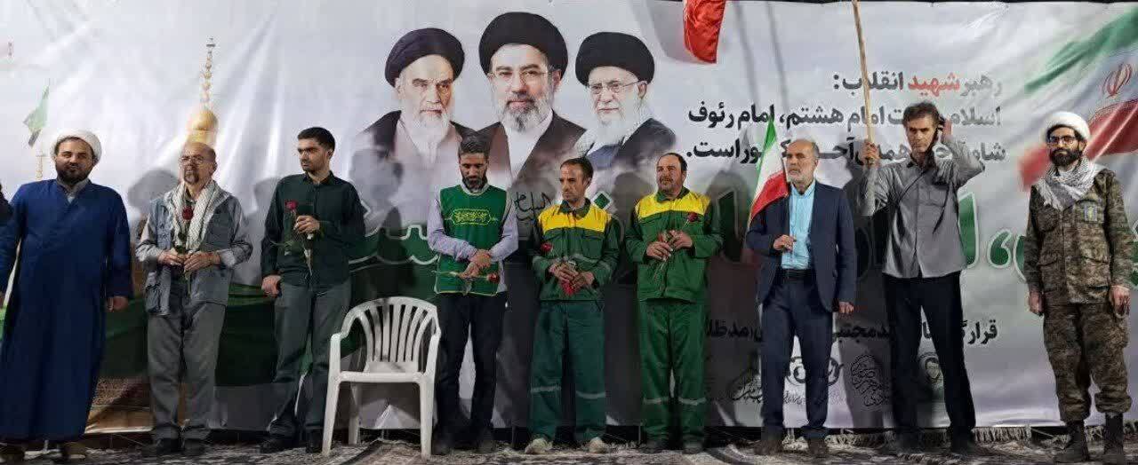 تقدیر از معلمان و پاکبان‌های قمی در تجمع شبانه میدان مفید