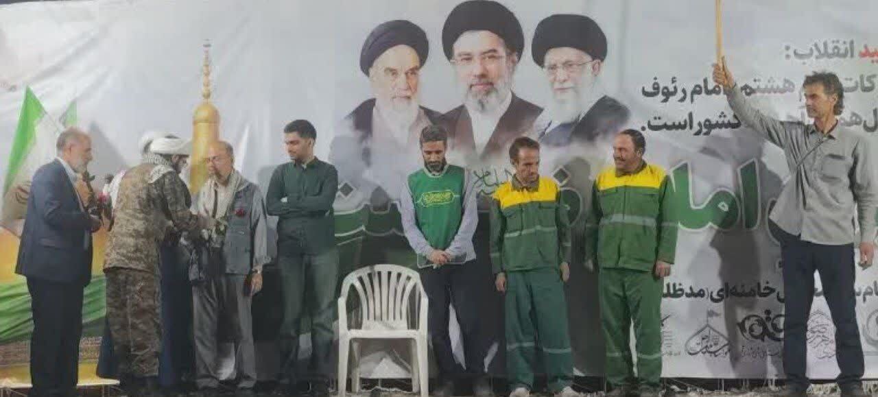 تقدیر از معلمان و پاکبان‌های قمی در تجمع شبانه میدان مفید
