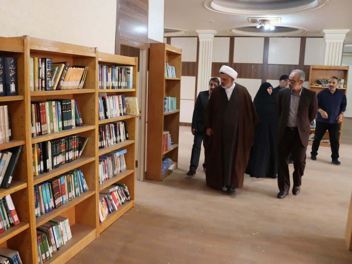 بازدید مسئولان مرکز خدمات حوزه علمیه قم و استانداری از کتابخانه آیت‌الله مشکینی