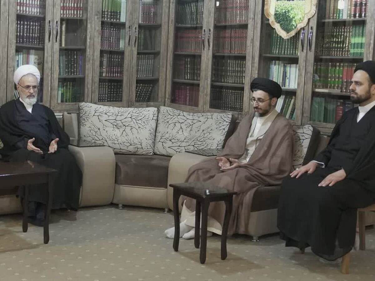 حضور آیت الله اعرافی در منزل شهید حجت‌الاسلام والمسلمین خطیب