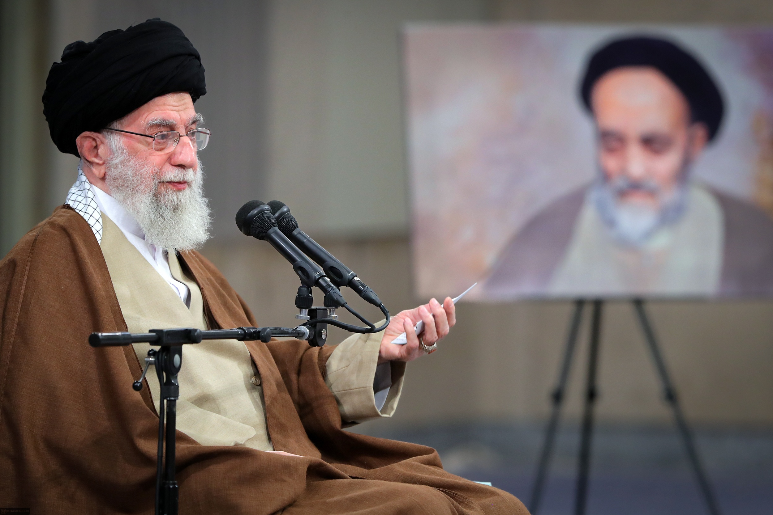 در نگاه امام شهید امتداد توحید در عرصه اجتماعی باید با فلسفه انجام گیرد در نگاه امام شهید امتداد توحید در عرصه اجتماعی باید با فلسفه انجام گیرد