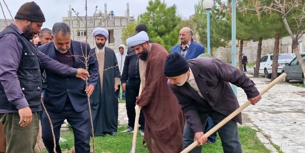 کاشت ۲۰۰ اصله نهال مثمر در اهر به نیابت از شهدا+ تصاویر کاشت ۲۰۰ اصله نهال مثمر در اهر به نیابت از شهدا+ تصاویر