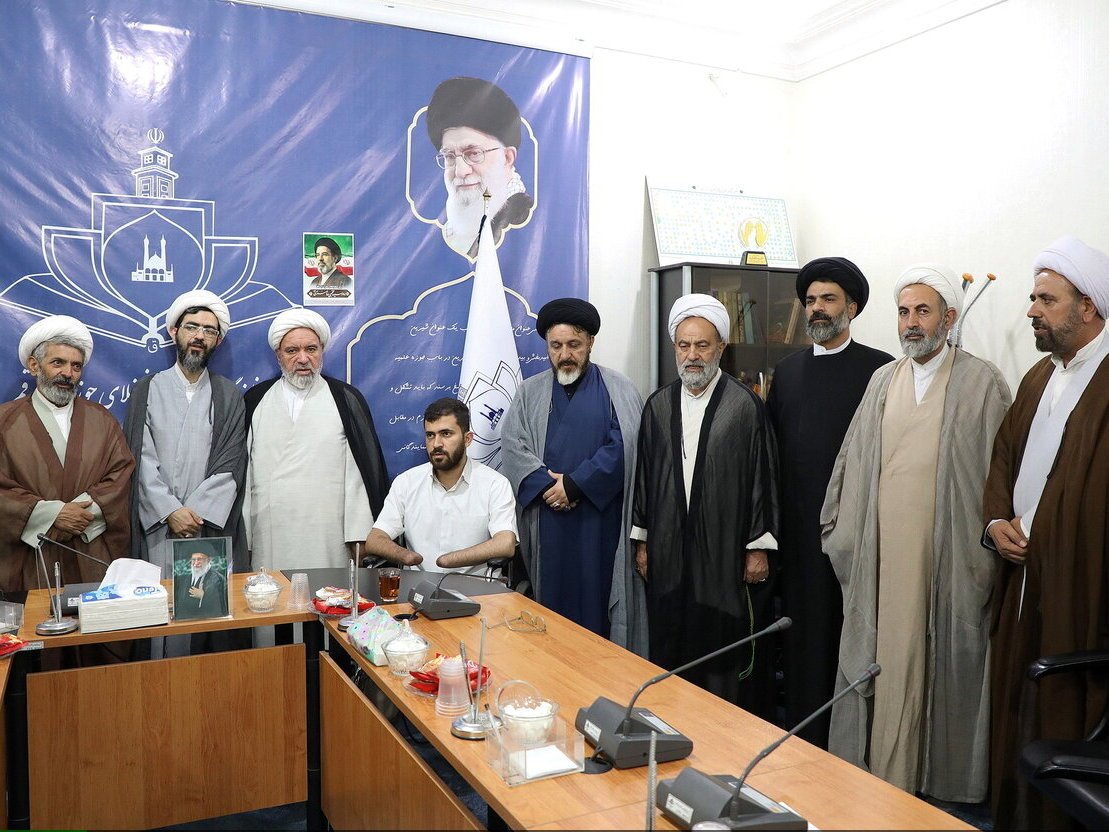 تقدیر و تکریم جانباز دهه هشتادی جنگ رمضان در مجمع نمایندگان طلاب قم
