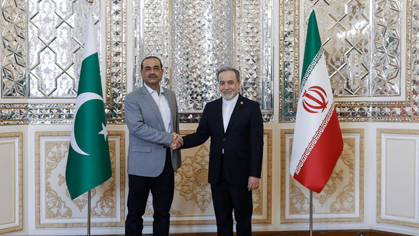 عاصم منیر با عراقچی، قالیباف و پزشکیان دیدار کرد عاصم منیر با عراقچی، قالیباف و پزشکیان دیدار کرد