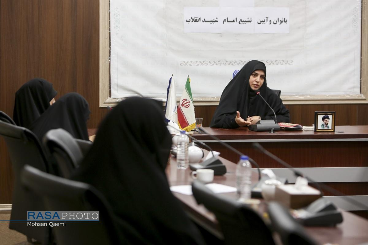 نشست هماندیشی «بانوان و آیین تشییع امام شهید انقلاب» برگزار شد نشست هماندیشی «بانوان و آیین تشییع امام شهید انقلاب» برگزار شد