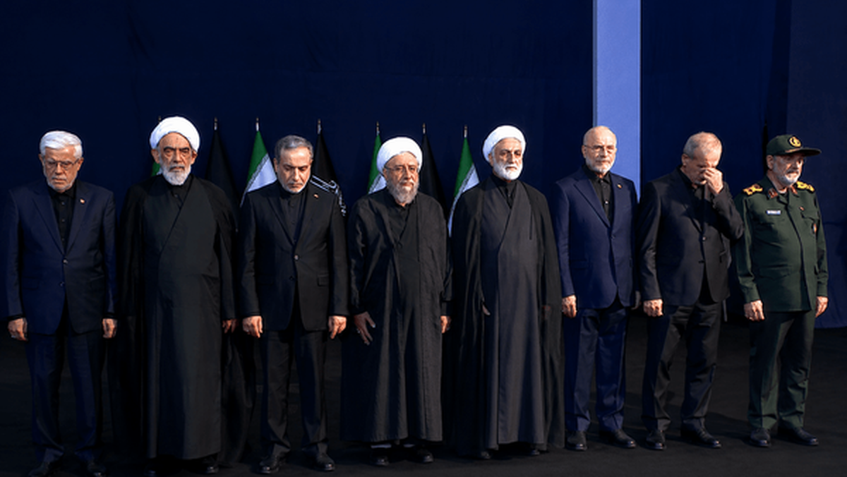 ادای احترام سران قوا و مسئولان ارشد کشور به پیکر مطهر امام شهید
