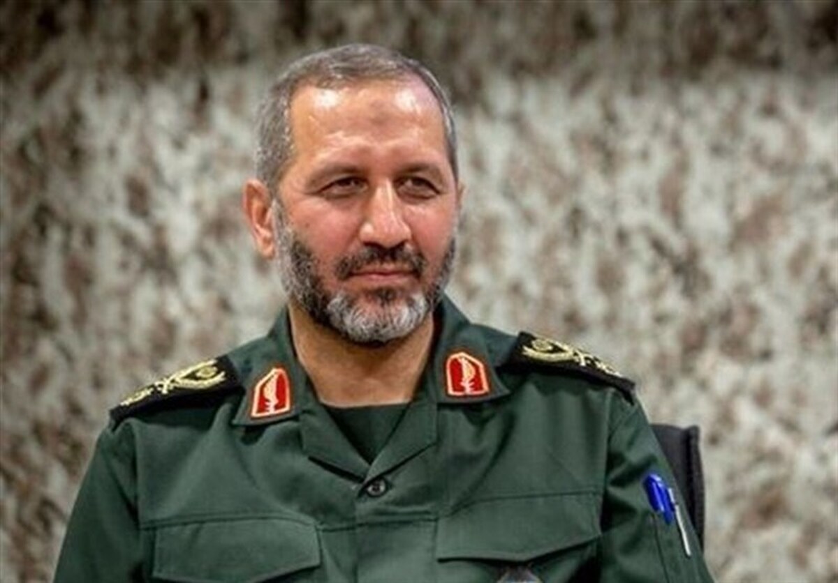 وداع سردار سید مجید موسوی با پیکر امام شهید انقلاب