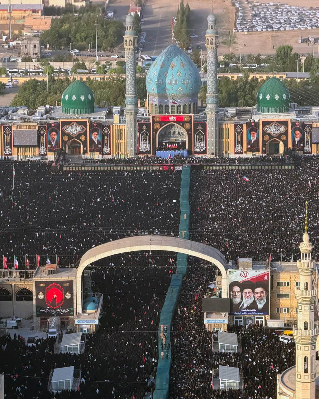 اقامه نماز آیت الله جوادی بر پیکر مطهر امام شهید + فیلم و تصاویر اقامه نماز آیت الله جوادی بر پیکر مطهر امام شهید + فیلم و تصاویر