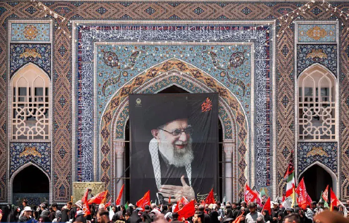 اقامه نماز بر پیکر مطهر «قائد شهید امت» در صحن پیامبر اعظم
