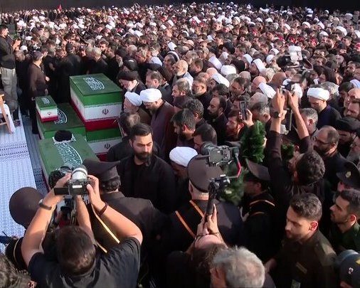 وایتی از مراسم وداع با پیکر قائد شهید انقلاب اسلامی در شهر قم وایتی از مراسم وداع با پیکر قائد شهید انقلاب اسلامی در شهر قم