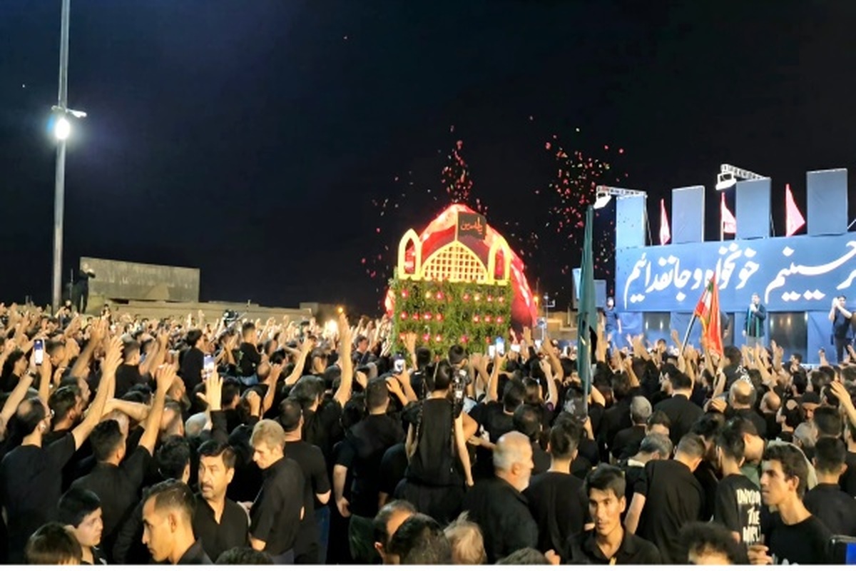آیین ۷۰۰ ساله نخل‌گردانی حسینیه سرفره کاشان برگزار شد