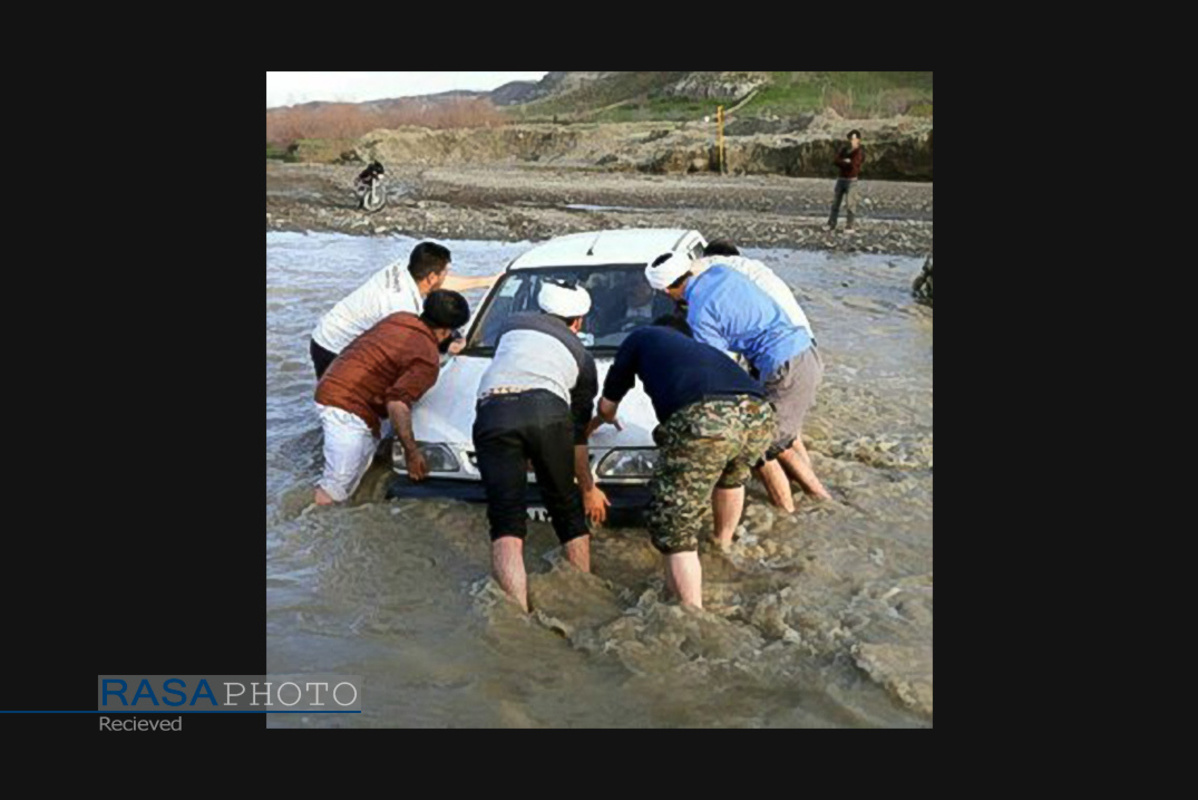 امداد رسانی طلاب در مناطق سیل زده