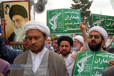 راه پیمایی نمازگزاران جمعه قم در حمایت از سپاه