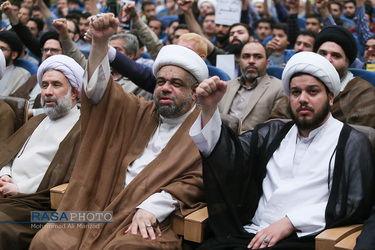 از سمت چپ حجت الاسلام والمسلمین عباسی رئیس جامعه المصطفی و حجت الاسلام والمسلمین دقاق رئیس حوزه های علمیه بحرین | دومین همایش بزرگ شباب المقاومة