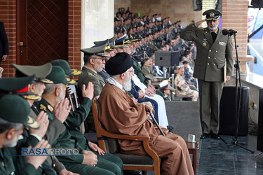 مراسم دانش‌آموختگی دانشجویان دانشگاههای افسری ارتش در دانشگاه خاتم‌الانبیاء(ص) با حضور رهبر انقلاب