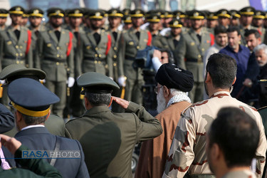 مراسم دانش‌آموختگی دانشجویان دانشگاههای افسری ارتش در دانشگاه خاتم‌الانبیاء(ص) با حضور رهبر انقلاب