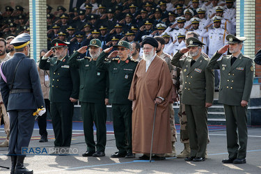 مراسم دانش‌آموختگی دانشجویان دانشگاههای افسری ارتش در دانشگاه خاتم‌الانبیاء(ص) با حضور رهبر انقلاب