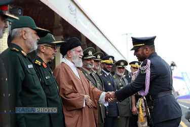 مراسم دانش‌آموختگی دانشجویان دانشگاههای افسری ارتش در دانشگاه خاتم‌الانبیاء(ص) با حضور رهبر انقلاب